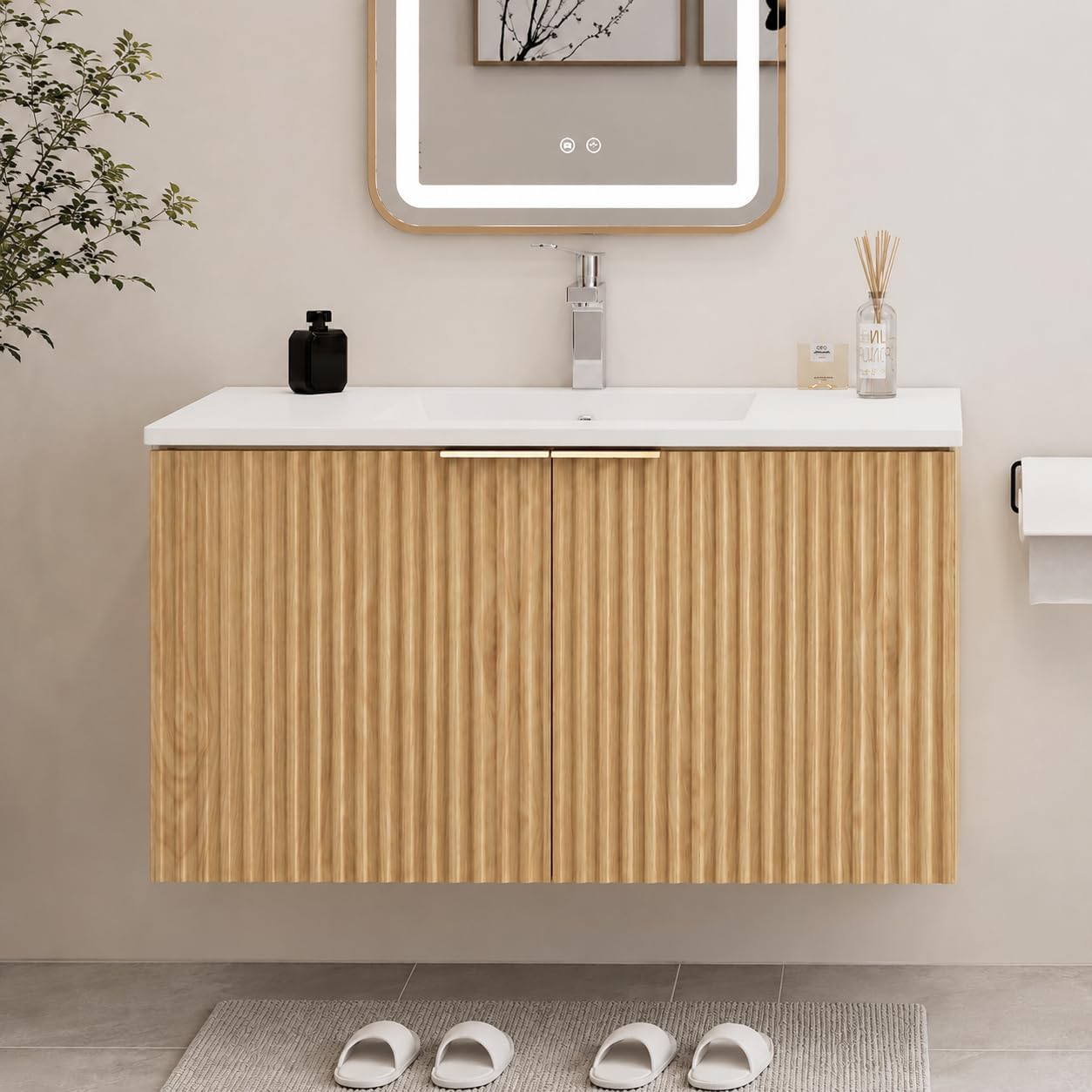 モダンなフローティング式洗面化粧台、波状テクスチャの扉付き壁 - Home Bathroom Organizer のレビューと価格
