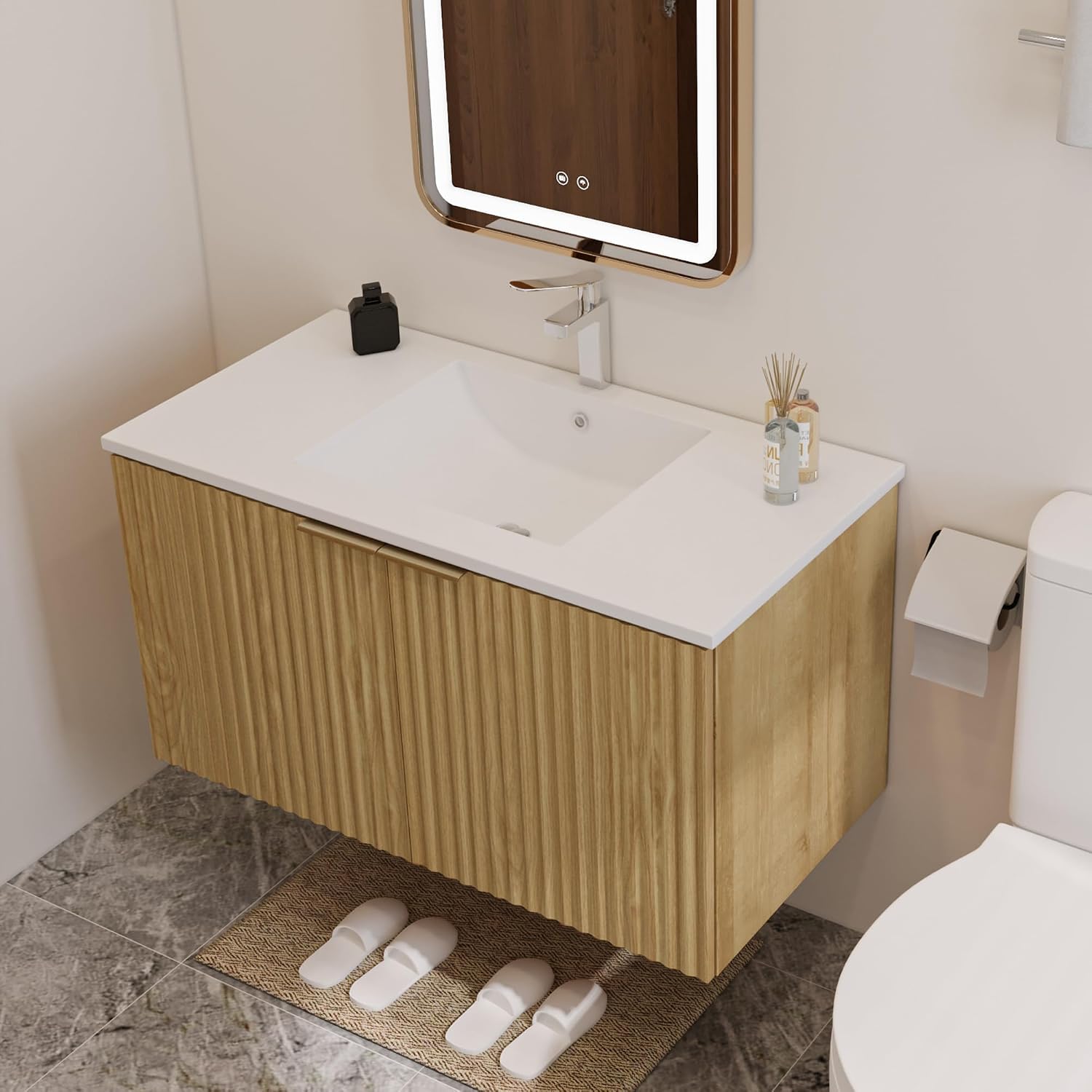 モダンなフローティング式洗面化粧台、波状テクスチャの扉付き壁 - Home Bathroom Organizer のレビューと価格